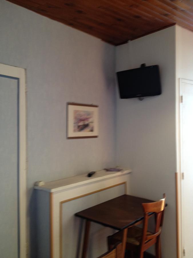 Bar Hotel De La Place Mezel Dış mekan fotoğraf